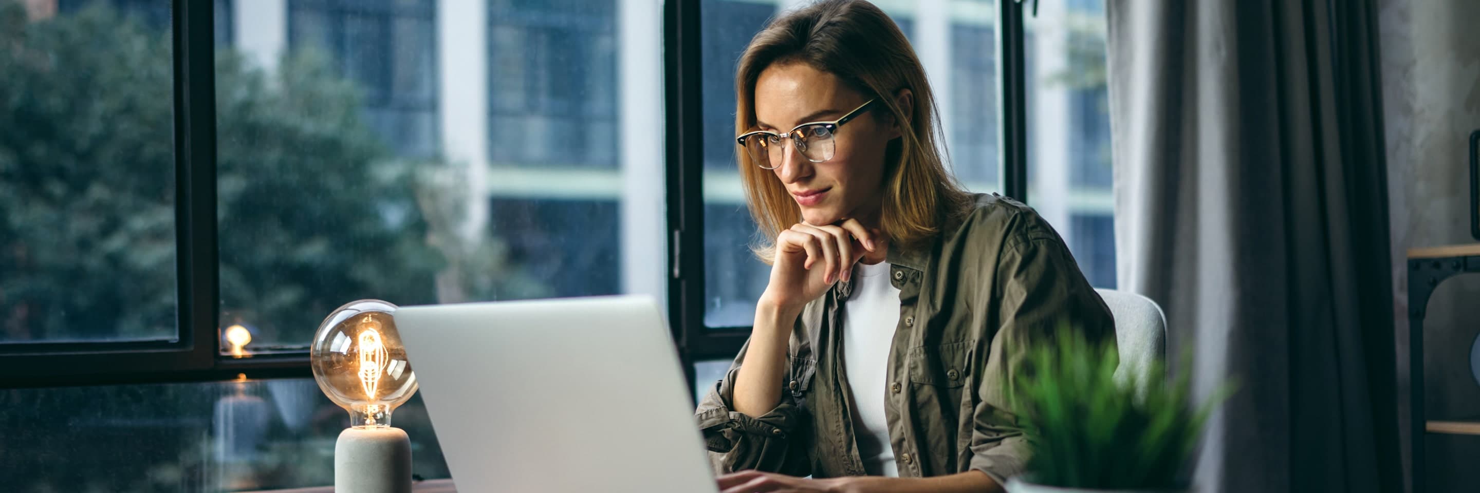A person completes an application for Ford Interest Advantage.